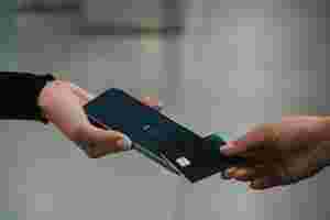 Adyen lancia Tap to Pay su iPhone per Prada e altre aziende italiane image