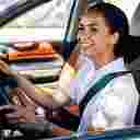 Guidare con intelligenza: 10 brutte abitudini alla guida che danneggiano le auto image