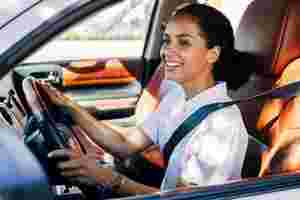 Guidare con intelligenza: 10 brutte abitudini alla guida che danneggiano le auto image