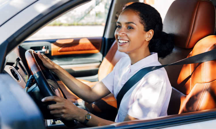 Guidare con intelligenza 10 brutte abitudini alla guida che danneggiano le auto