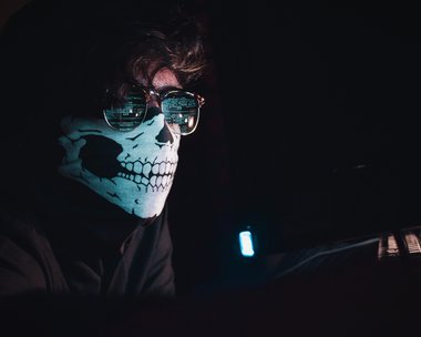Hacker indossa maschera