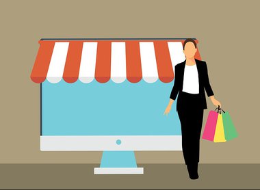 donna con borse della spesa che esce da un acquisto in un negozio online