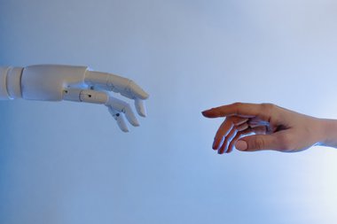 mano robot e mano umana