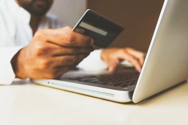 Persona usa carta di credito per acquisto online