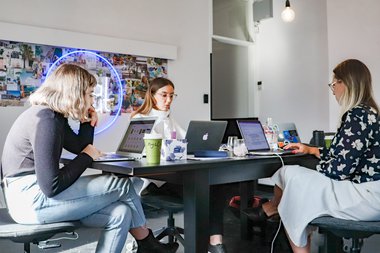 donne lavorano in ufficio startup
