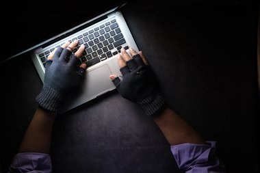 Persona al computer con guanti
