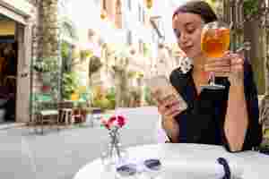 Turisti italiani all’estero, 89% usa la carta e i pagamenti mobile image